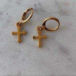 CROSSE EARRINGS PIERCINGS